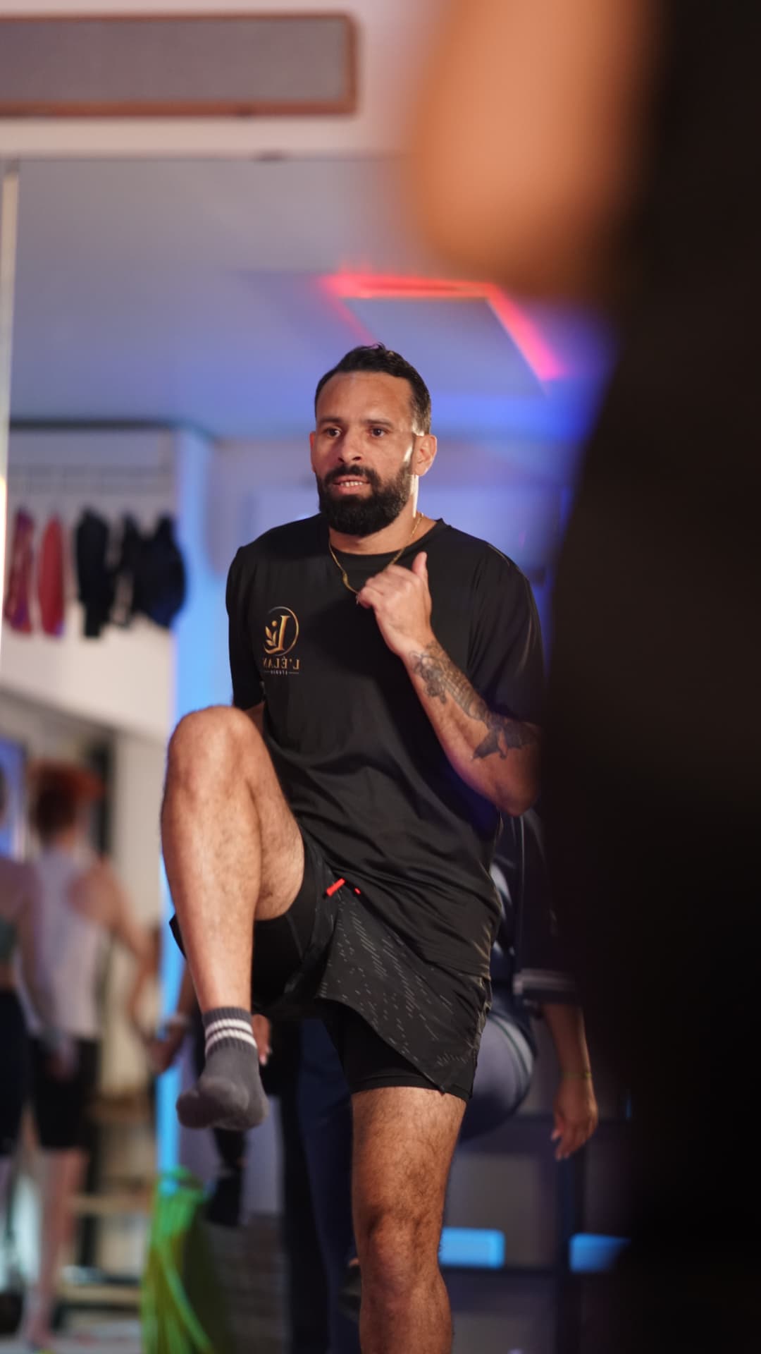 Coach Saief en mouvement pendant un entraînement au studio L'ÉLAN à Maurage