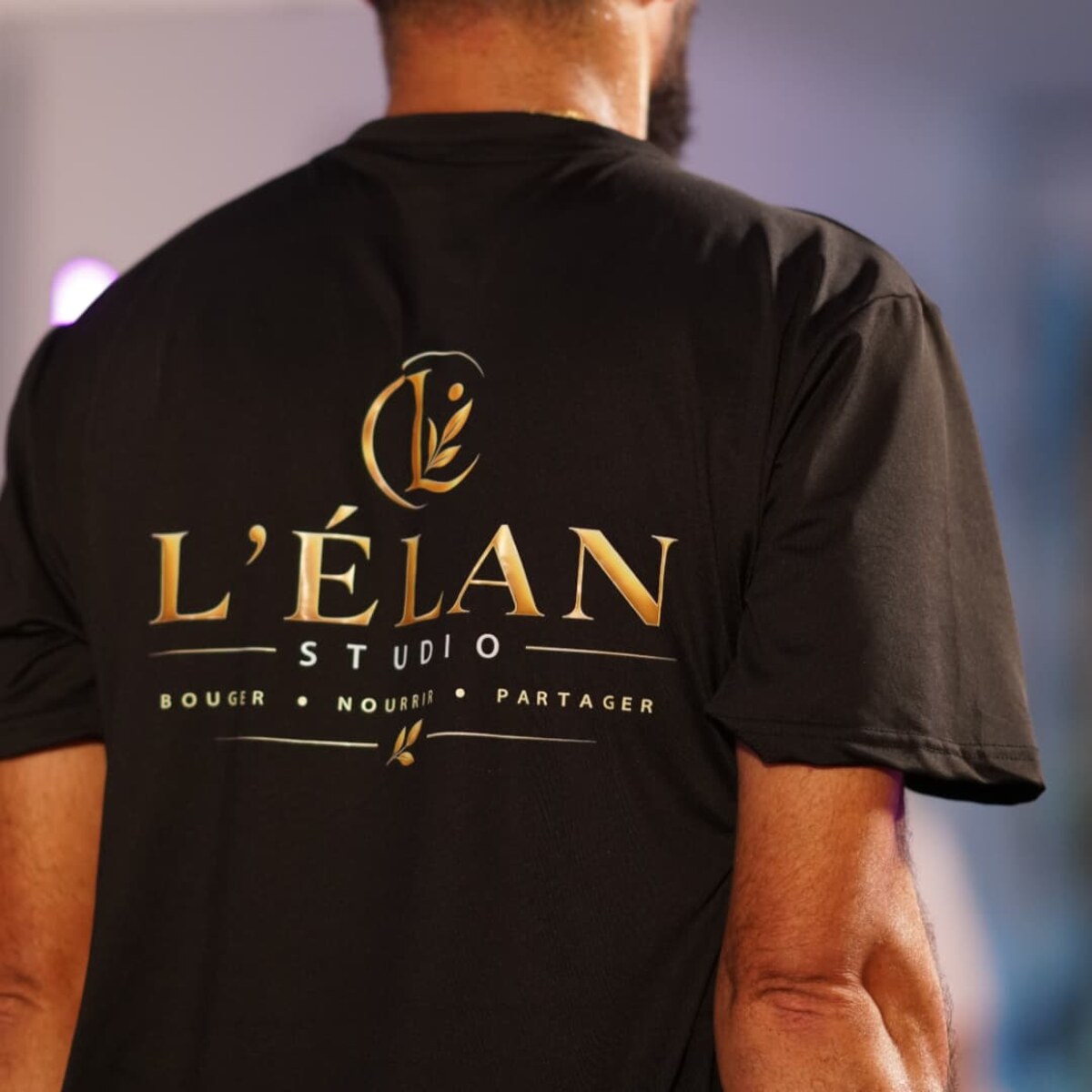 T-shirt officiel L'ÉLAN noir avec le logo doré L'ÉLAN STUDIO