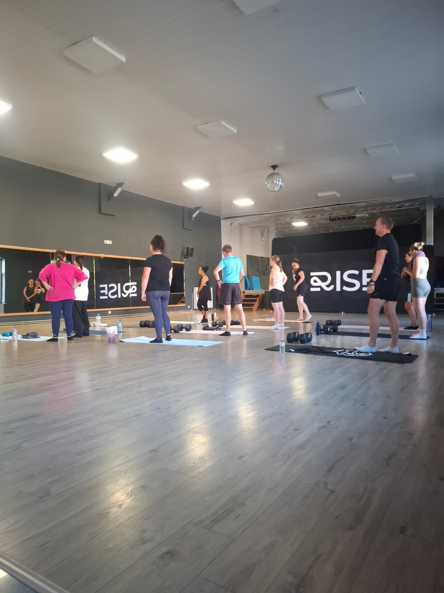Salle d'entraînement du studio près de La Louvière pendant un cours collectif