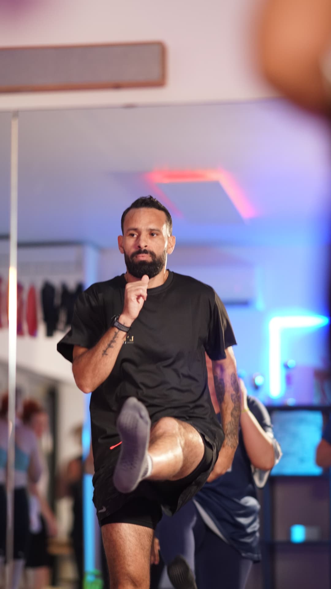 Coach Saief menant un échauffement au studio L'ÉLAN à Maurage