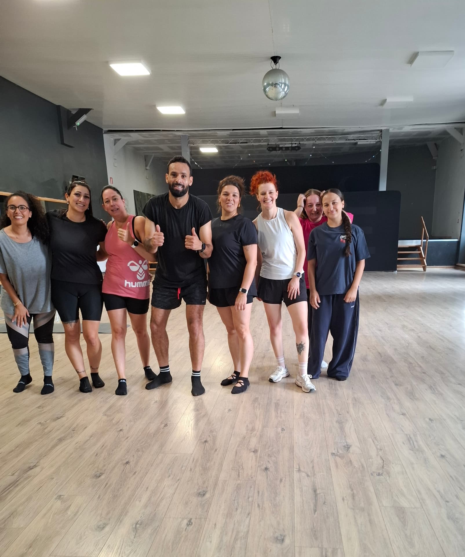 Coach Saief entouré du groupe FORGE après un cours collectif à Houdeng-Aimeries