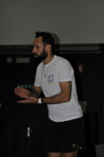 Coach Saief en train de coacher et de donner des consignes pendant une séance