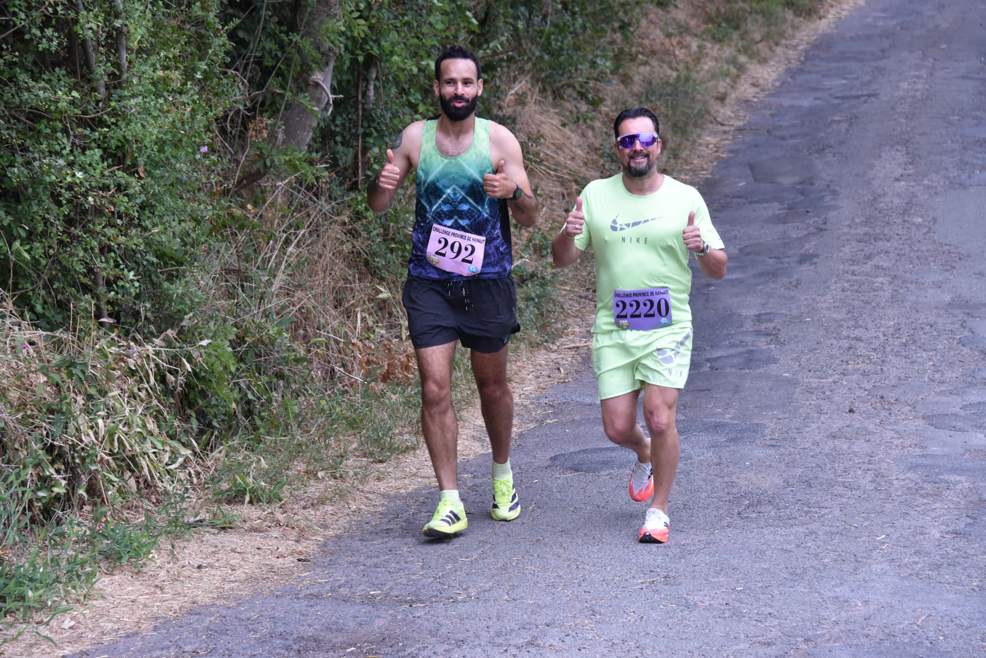 Coach Saief en course à pied lors du Challenge Province de Hainaut, pouces levés