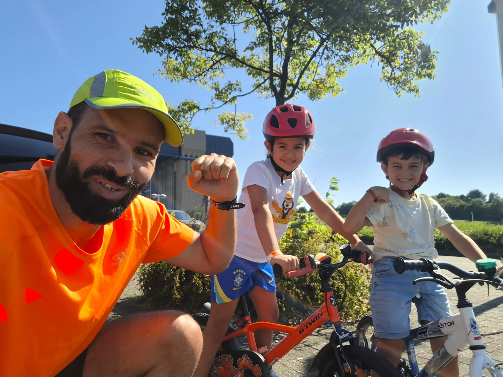 Coach Saief encadrant des enfants à vélo — programme Youth Move & Strong à Maurage